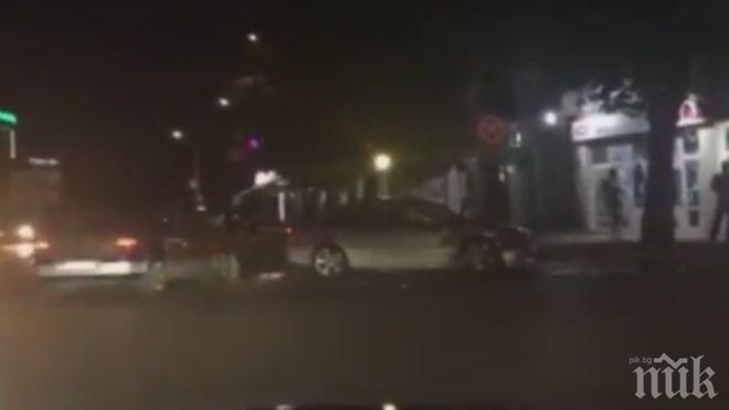 На червено! БМВ и Голф се потрошиха жестоко в Пловдив! (видео)