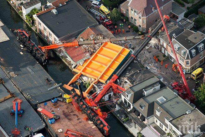 Кранове рухнаха върху сграда в Холандия