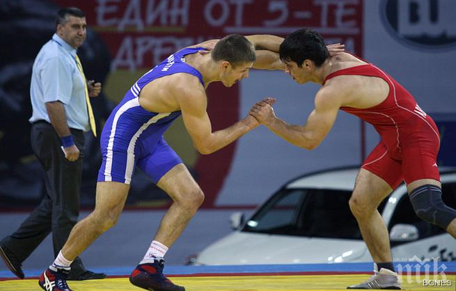 Двама българи ще се борят за бронза на Евро 2015 при кадетите