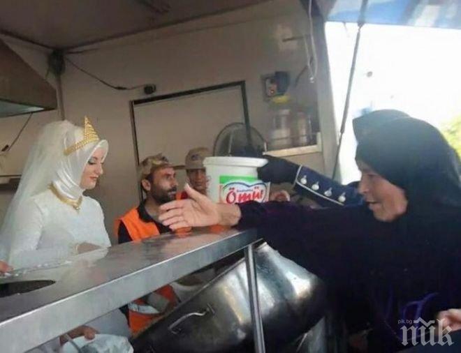 Хит в нета! Турски младоженци хранят бежанци, вместо празнична трапеза (снимка)