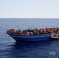Лодка със стотици имигранти се преобърна в Средиземно море