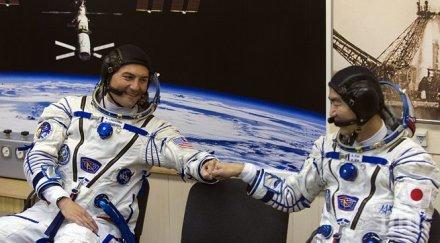 русия праща американски астронавти космоса