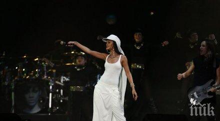 риана демонстрира танц дупето