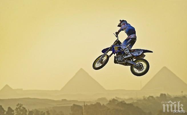 Австралийски екстремен моторист подкара машината си през морето