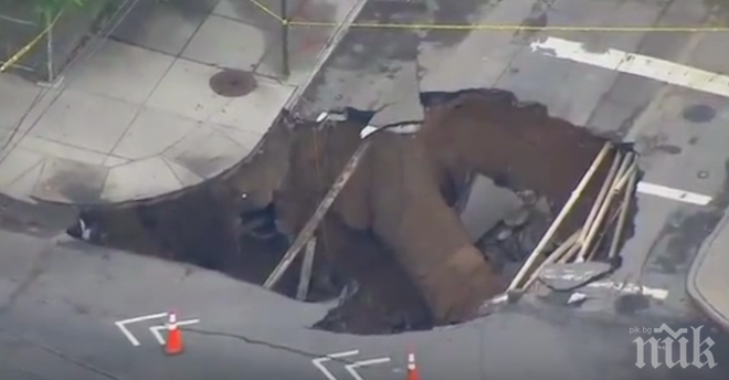 Огромна дупка погълна част от път в Ню Йорк