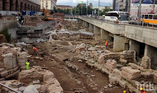 Дворецът на Константин или римски бани лежат под площад Св. Неделя