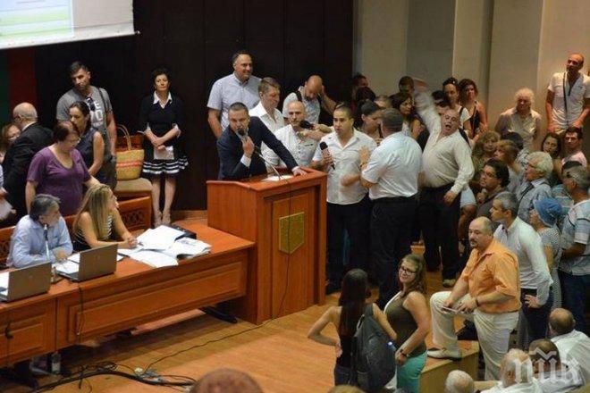 Взривоопасна обстановка в община Варна! Кметът се появи! Ето как го посрещна народната любов (снимки)