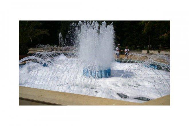 Новият варненски фонтан се превърна във вана с пяна (снимки)
