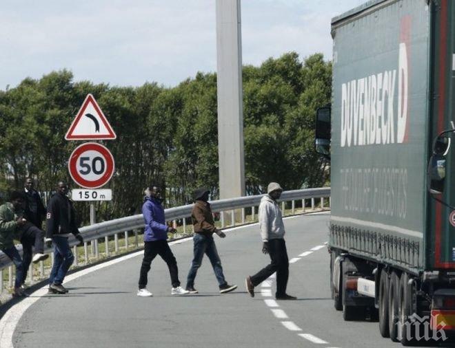 Имигранти се барикадираха в Париж