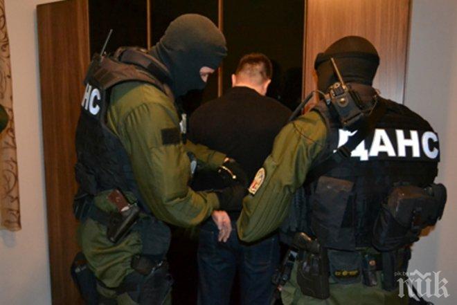 Закопчаха столични спецполицаи, рекетирали бежанци
