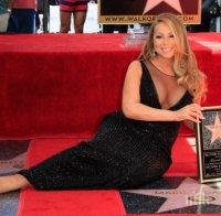 Марая Кери позира с усмивка, докато детето й плаче 