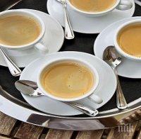 Промоция в бар: Носят кафето с презерватив