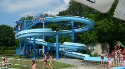 ирачка плачка момиче изпотроши спускане водна пързалка баня видео