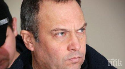 доктор убиец тормози затворници разменя топла вода цигари