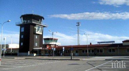 пилот изкара брадва заключил тоалетната самолет пиян пътник