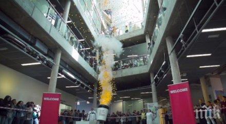 интересен експеримент професор изстреля 1650 пинг понг топчета видео