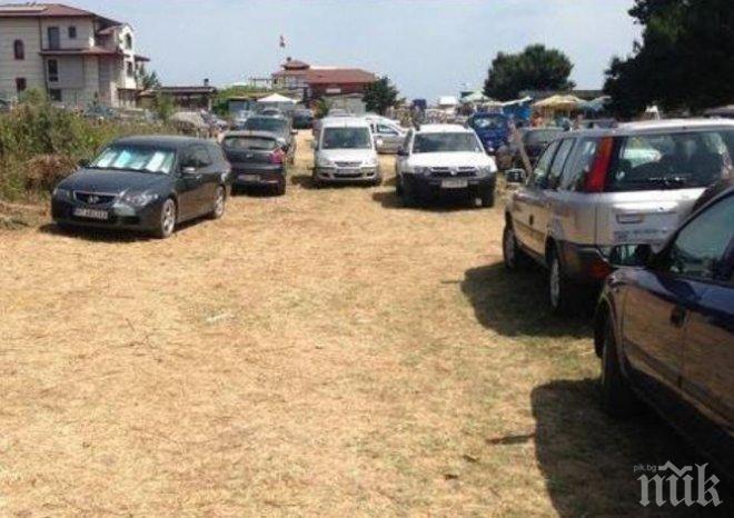 СКАНДАЛ! Мутри въртят схеми с паркоместа на плаж край Царево и плашат туристите, че ще им строшат колите!  