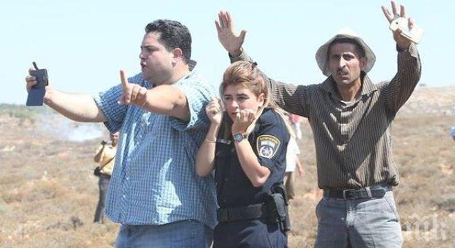 Палестинци защитиха израелска полицайка с телата си 