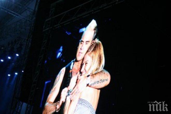 Зори от Благоевград се гушка с Роби Уилямс!
