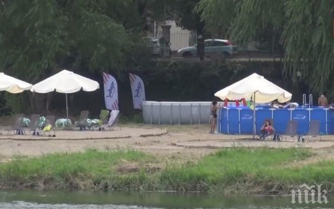 Плажът на Марица опасен: Ръждясали пирони, 5 лева вход и миризма на урина (видео)