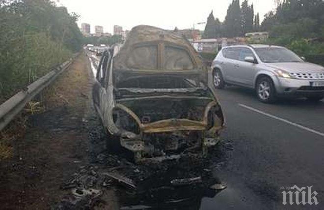 Кола пламна в движение на входа на Бургас, предизвика километрични задръствания
