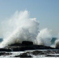 ЕКСКЛУЗИВНО! Морето освирепя! Мъртво вълнение вече 20 дни в Бургас, вълните достигат два метра и половина!
