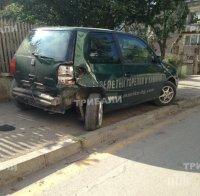 Среднощно фиаско във Враца! Такси се удари в паркирана кола
