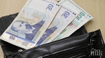 директор държи учители месеца без пари