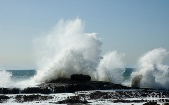 ЕКСКЛУЗИВНО! Морето освирепя! Мъртво вълнение вече 20 дни в Бургас, вълните достигат два метра и половина!