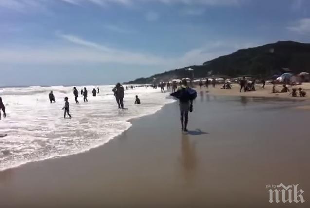 Морето изяде плажа в Кранево! Укрепват заведенията (видео)