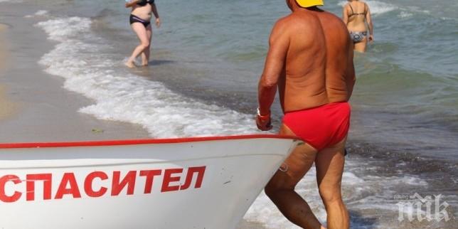 НОВ КОШМАР ПО МОРЕТО! Две момиченца и баща им по чудо не се удавиха край Лозенец 