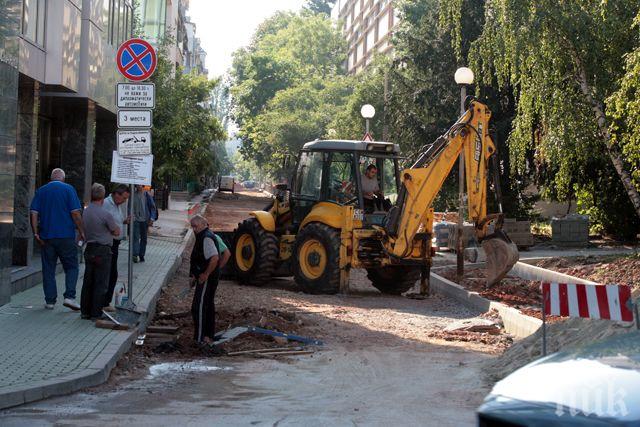 ПЪРВО в ПИК! Нова жестока наглост от Софийска вода! Монополистът надупчи Лозенец (потресаващи снимки)