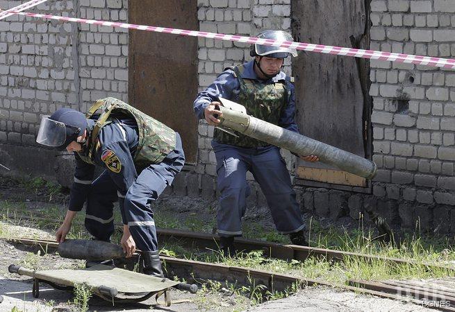 Играчка-плачка! Три деца пострадаха при опит да обезвредят снаряд в Донецк