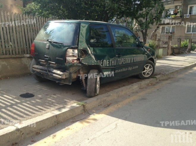 Среднощно фиаско във Враца! Такси се удари в паркирана кола
