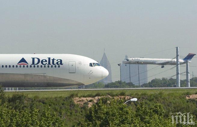 Пътнически самолет се приземи аварийно с пробито от градушка стъкло в САЩ