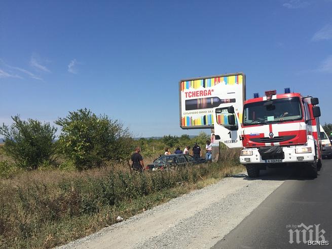 Кола се вряза в билборд на пътя Несебър-Бургас! Предизвика задръстване!
