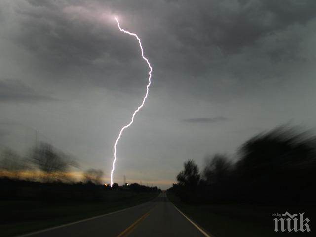 Най-малко петима загинаха и хиляди бяха принудени да напуснат домовете си заради силна буря в Чили