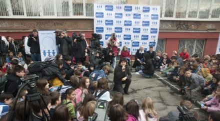 столичните даскали започнаха акция клекнали ученици