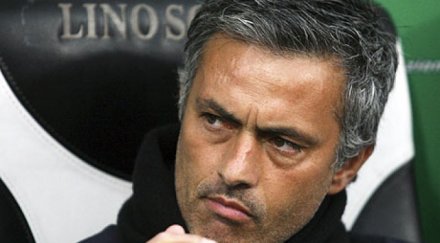 моуриньо гледа юнайтед ливърпул олд трафорд