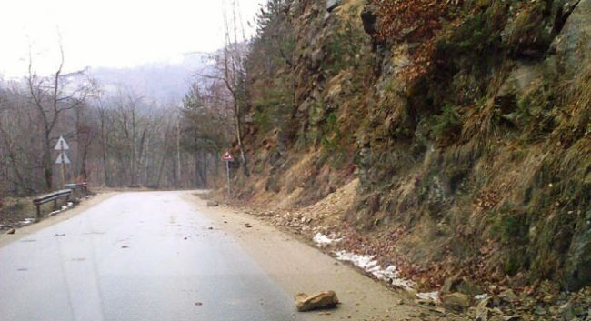 Камъните падат в Смолянско