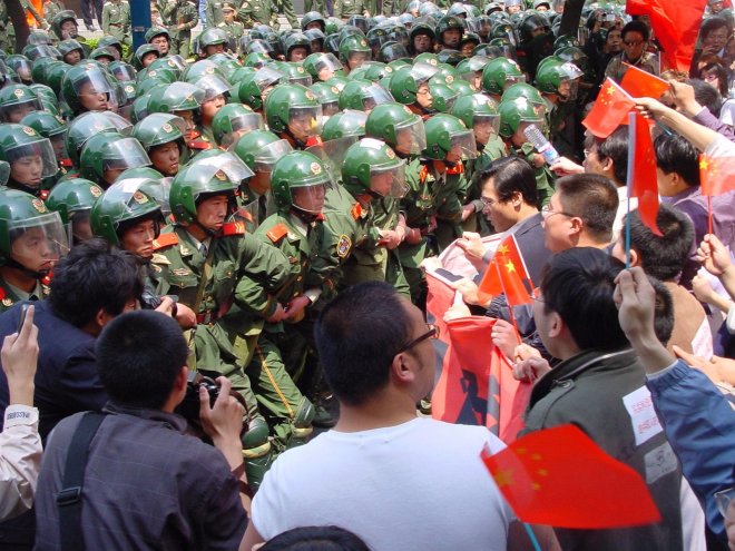 Китай праща войски към границата с Мианмар