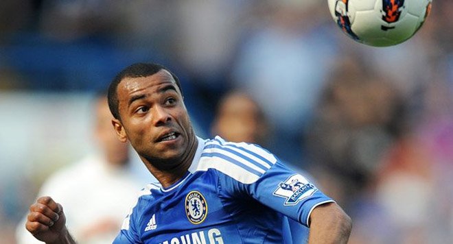 Сър Алекс прибира и Ашли Коул в Манчестър Юнайтед