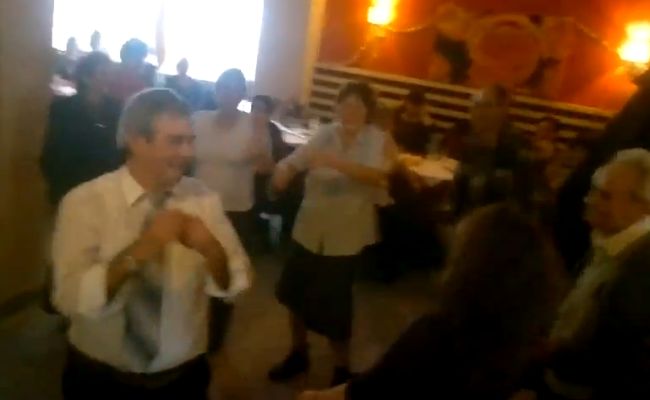 Почерпени български пенсионери друсат Гангнам стайл (видео)