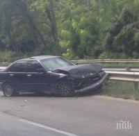 Вижте мелето на пътя за Златните! БМВ помете отзад две коли и се заби в мантинелата (снимки)