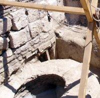 Наплив от желаещи да пълнят вода от аязмото в Плиска