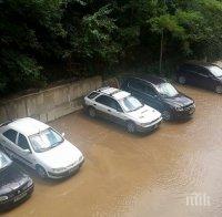 Авария наводни улица под ВиК във Варна (снимки)