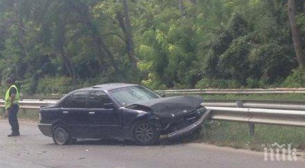 вижте мелето пътя златните бмв помете отзад две коли заби мантинелата снимки