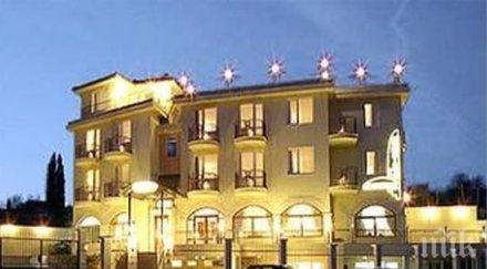 случи хотел траката варна полицаи фенери кучета претърсиха района