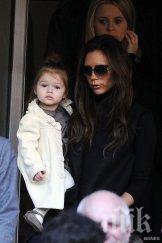 семейство бекъм дават биберон годишната дъщеря