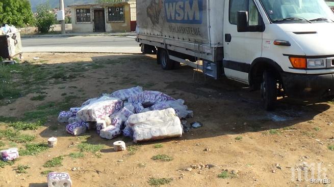 Фас от цигара запали автомобил, натоварен с тоалетна хартия